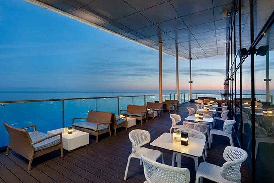 یک رستوران ساحلی در باتومی.jpg