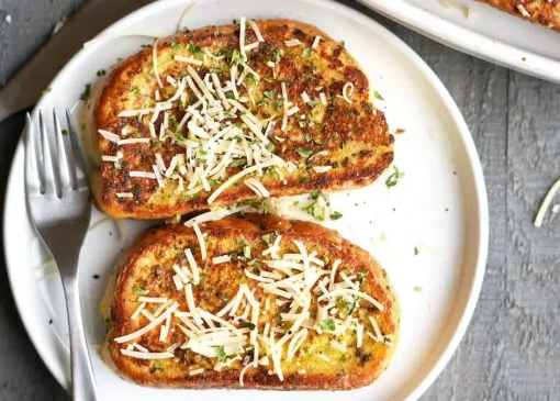 پخت تست فرانسوی خوشمزه با عطر سیر و پنیر پارمسان