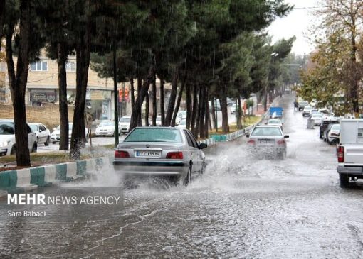 اکثر معابر تهران به دلیل بارش باران لغزنده است
