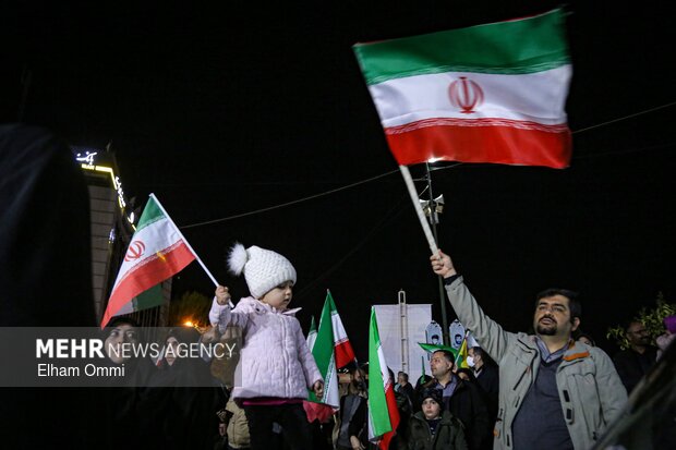 ایستادگی مردم بویین زهرا در شب پنجاه و ششم