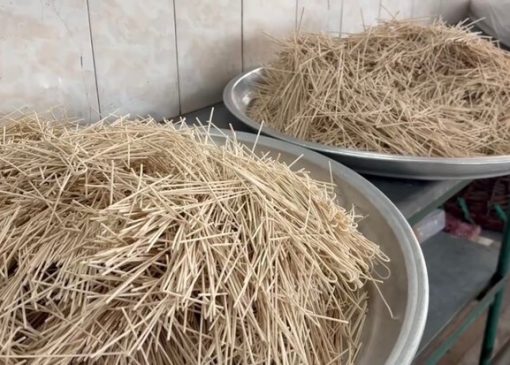 توزیع آش نذری توسط بسیجیان قوچانی