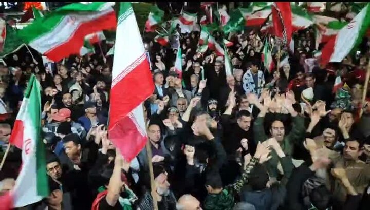 خرم‌آبادی‌ها: «دلیل پیروزی ما وحدته، ایران اسلامی ابرقدرته»