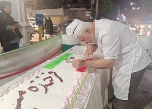 طعم شیرین ارادت؛ پخت کیک ۸ متری در مشهد