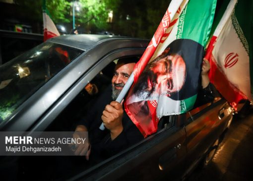 مردم دارالعباده یزد زیر بیرق امام رضا(ع) در سنگر خیابان حاضر هستند