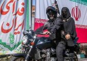 یک تصویر متفاوت/ بانوی مسلح روی موتور در میادین تهران + عکس
