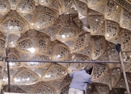 آغاز مرمت اضطراری مقرنس و آینه‌کاری تالار ستون‌دار کاخ چهل‌ستون اصفهان