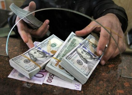 فروش دلار توسط شعب برخی بانک‌ها / بانک مرکزی پس از شوک قیمتی به بازار دست به کار شد
