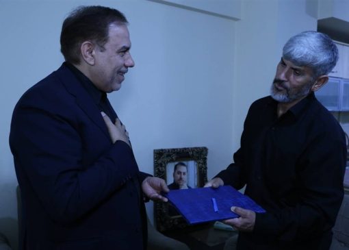 خانواده شهدا چشم و چراغ ملت هستند